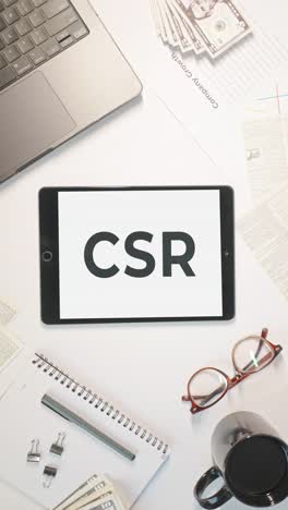 video vertical de csr que se muestra en una pantalla de tableta