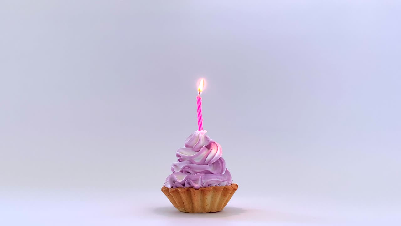pastel de cumpleaños con vela en fondo rosa claro. concepto de fiesta o fiesta.