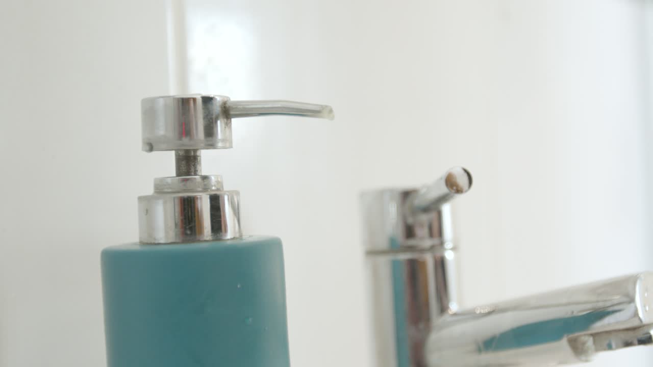 использование женского дезинфицирующего средства для рук по рекомендации врача с бокового угла