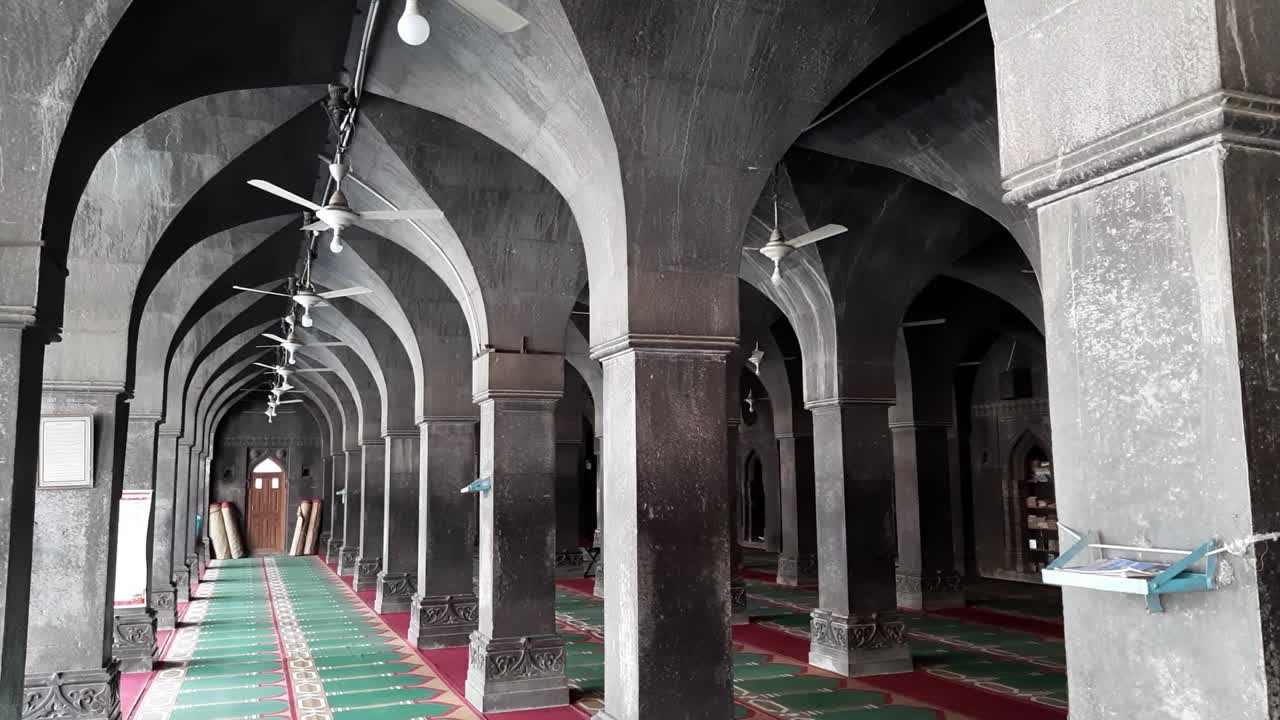 diseño de los arcos y columnas dentro de la mezquita sin techo - burhanpur - construida en 1589 en la india. kali masjid aka jama masjid.