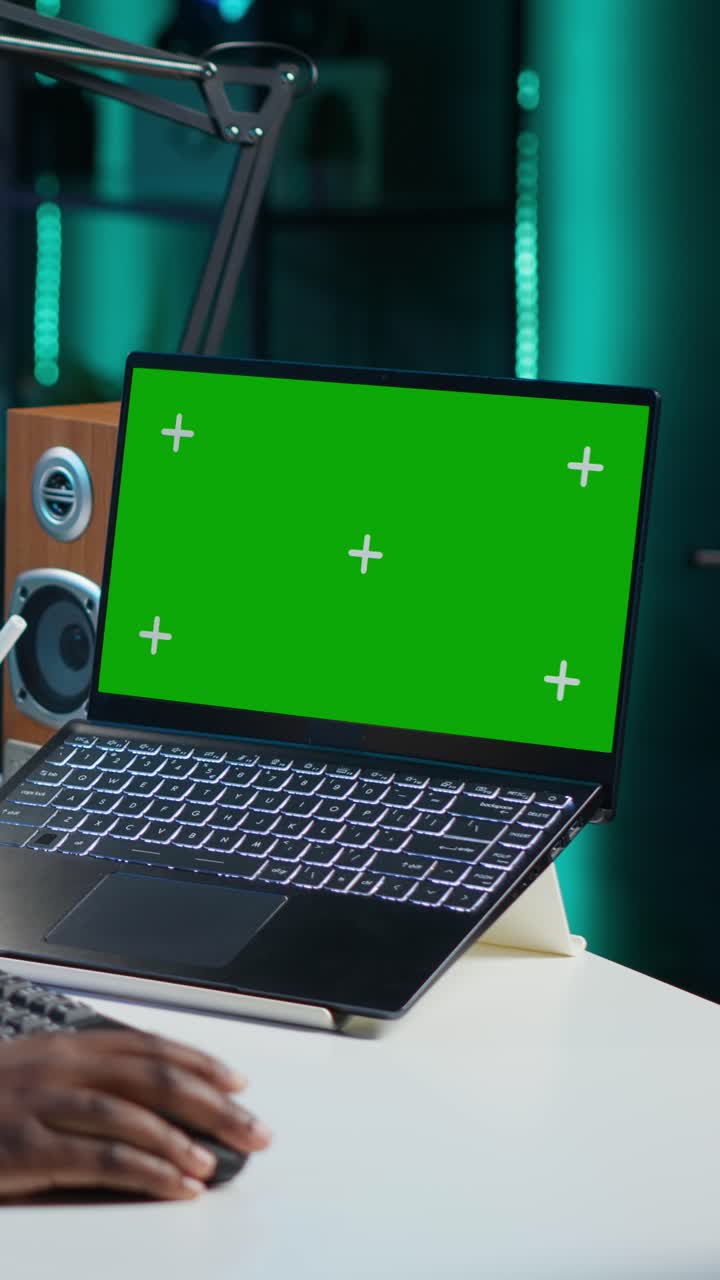 Højformatvideo af en kvinde, der arbejder hjemmefra i stuen og bruger en chroma key bærbar computer