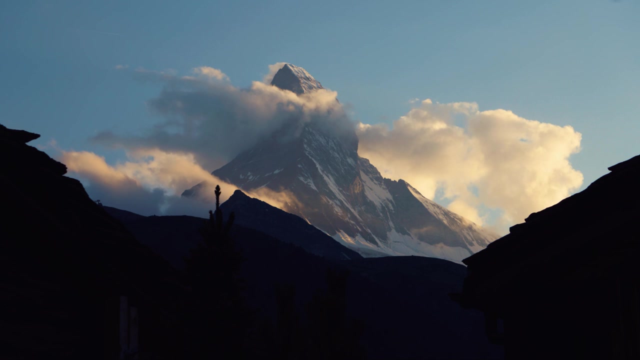 Timelapse del monte Cervino dal villaggio di Zermatt durante il tramonto.