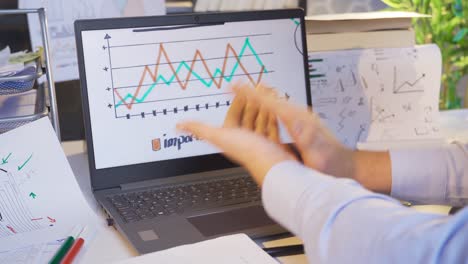 hombre de negocios aplaudiendo los gráficos financieros, las ganancias.