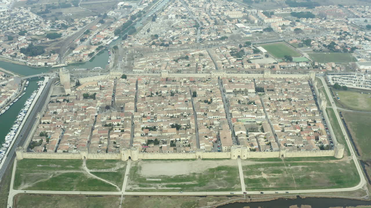 vista completa de aigues-mortes por avión no tripulado por la tarde nublada. ciudad amurallada en francia