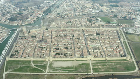 Vista-Completa-De-Drones-De-La-Tarde-Nublada-De-Aigues-Mortes.-Ciudad-Amurallada-En-Francia