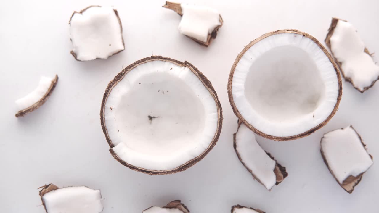 trozos y mitades de coco