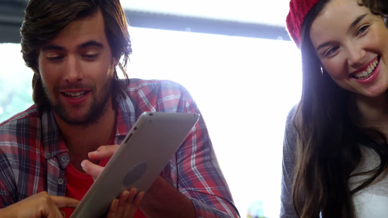 grupo de amigos que usan teléfonos móviles y tabletas digitales