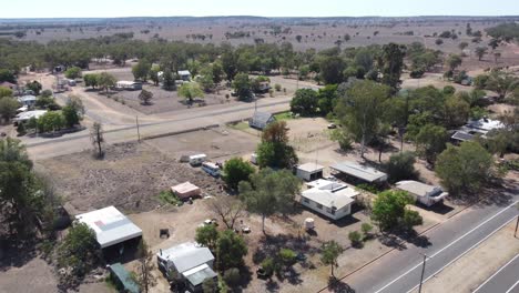 avión no tripulado volando hacia una pequeña iglesia de campo en una pequeña ciudad en australia