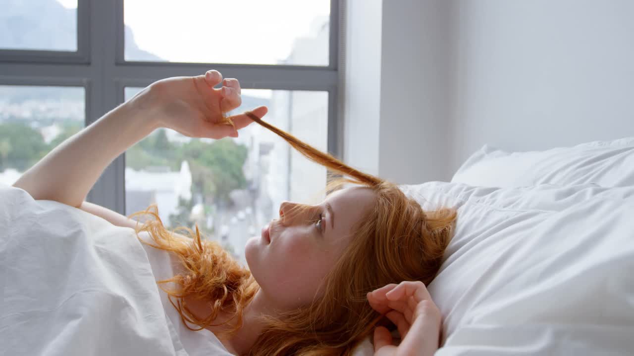 집의 침실에서 휴식을 취하는 여성 4k