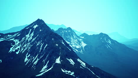 Paisaje-Dramático-De-Picos-De-Las-Altas-Montañas-Del-Cáucaso-Y-Nieve-Blanca