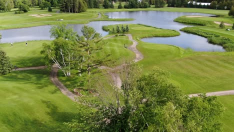 Drone-Volando-Sobre-Estanques-Y-Lagos-En-Un-Campo-De-Golf-De-Oakville