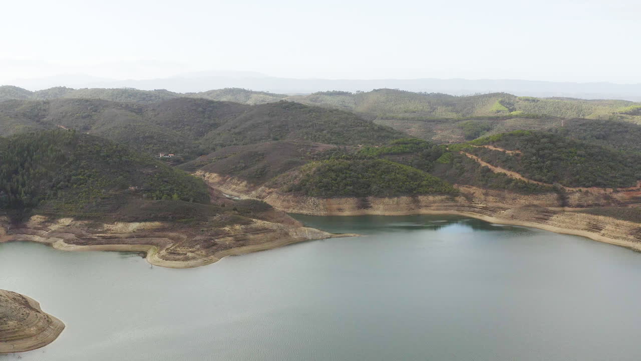vista panorámica con el dron en un día nublado en la cuenca de drenaje
