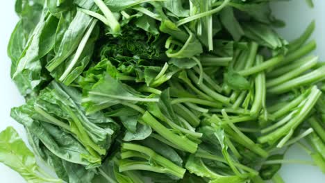 Fresh-spinach-leaves-on-table