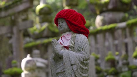 impresionante cámara lenta en primer plano sobre la estatua budista de jizo orando