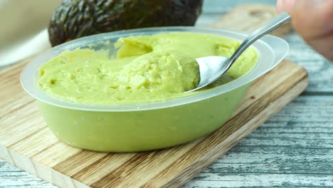 aguacate esparcido en una tabla de cortar ,