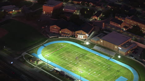 vista aérea de un campo de fútbol iluminado y el horizonte de austin, tx, ee.uu.