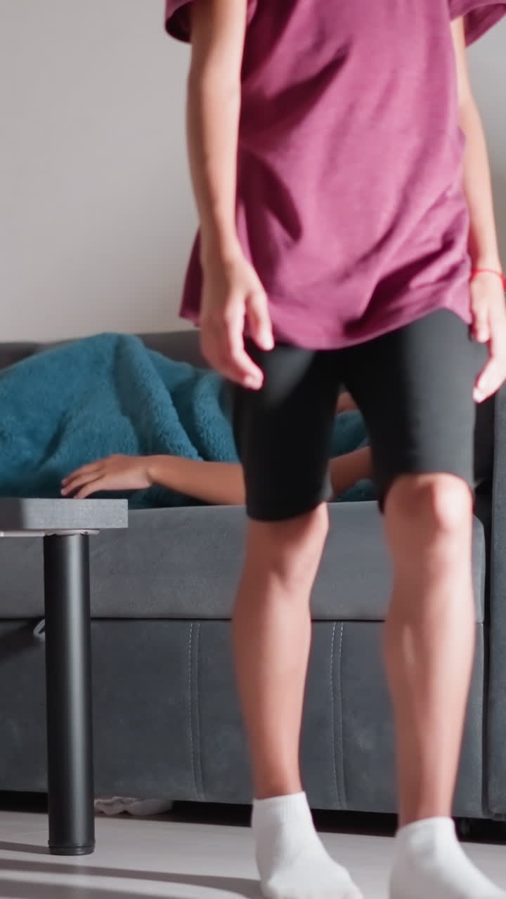 흰 양말을 신은 어린 소녀가 소파에서 자고 있는 오빠 옆에 앉아 부드럽게 담요를 덮어 주고, 약과 물이 테이블 위에 남아 있는 것을 확인하고 떠나려고 하는 따뜻한 순간, 남매의 사랑