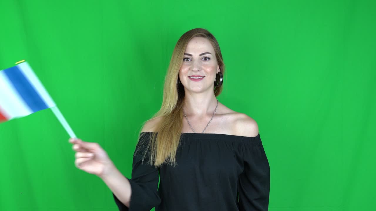 프랑스 발 앞에서 흔들리는 여성 녹색 화면, 크로마 키 배경