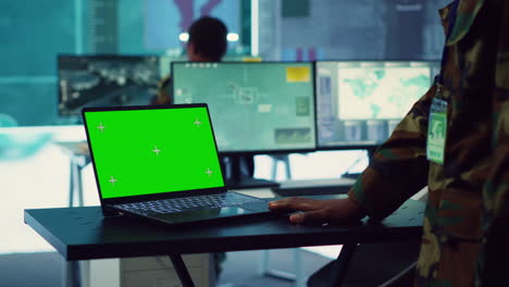 El-Comandante-Examina-Una-Pantalla-Verde-En-Una-Computadora-Portátil-En-El-Centro-De-Comando-Militar.