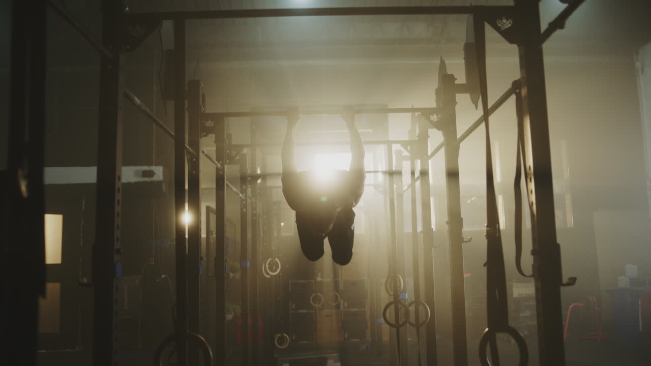 체육관 에서 풀업 을 하는 남자