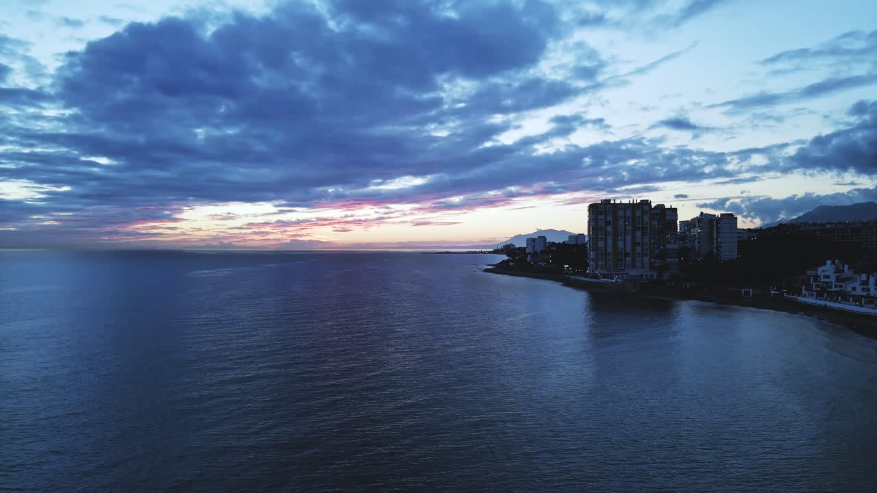 Cinemagrafia em loop de vista aérea do litoral durante o nascer ou pôr do sol.