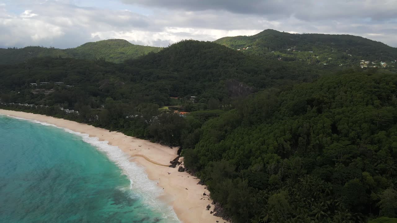 paisajes en las seychelles filmados con un dron desde arriba que muestran el océano, las rocas, las palmeras en la isla principal mahe