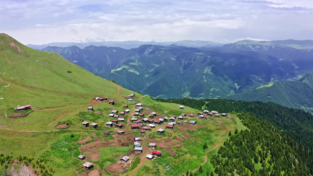 volando cerca de un pequeño pueblo de las tierras altas entre una hermosa extensión montañosa