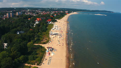 panoramiczny widok plaży w sopot z morzem bałtyckim w słoneczny letni dzień