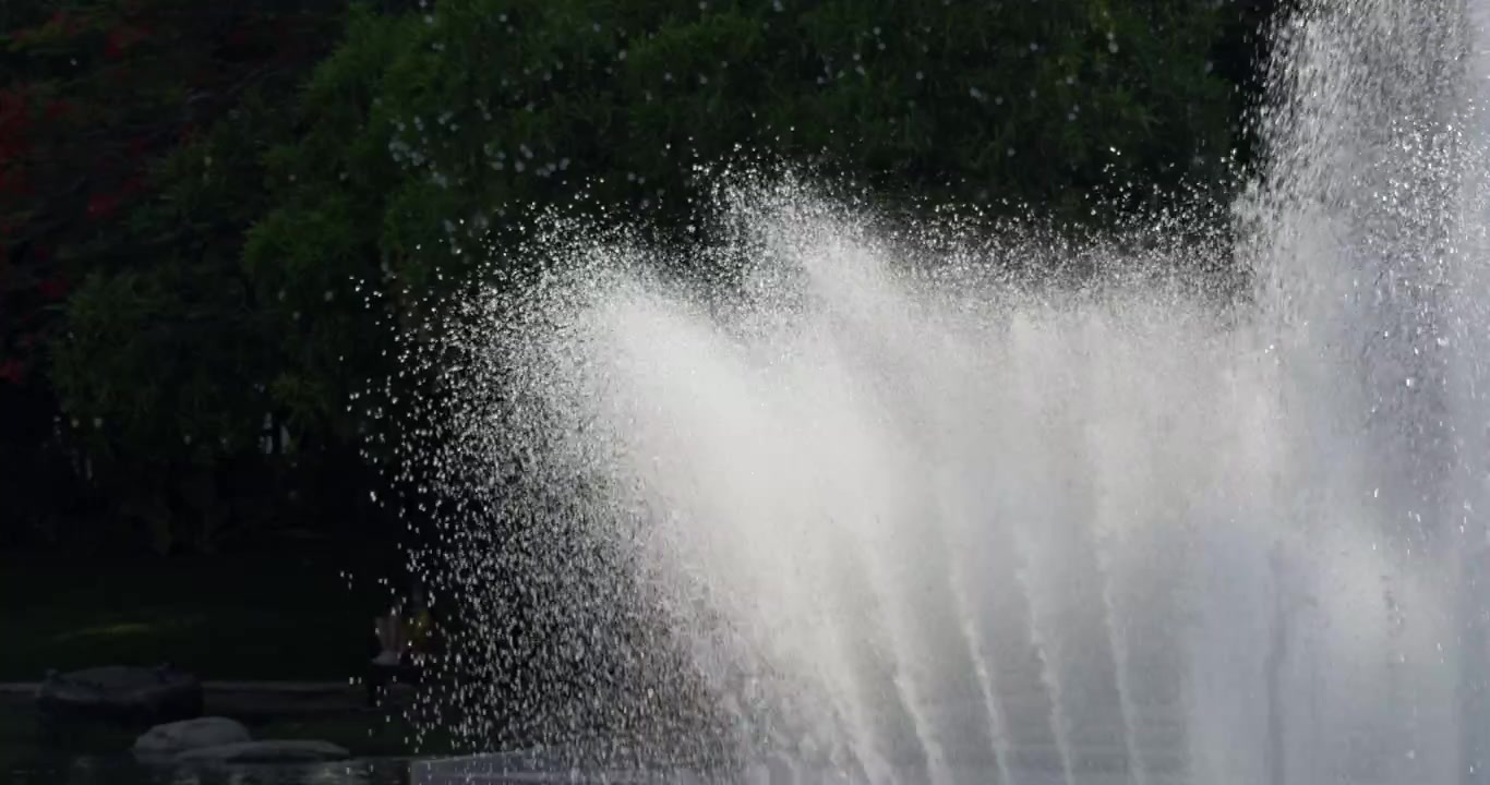 Et fengslende syn av en fontene som viser forfriskende vanndynamikk i en bypark.