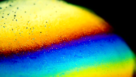 la burbuja de jabón crea una paleta de arco iris colorida y psicodélica con remolinos y olas
