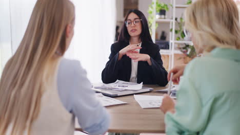 Tres-Mujeres-Discuten-Las-Direcciones-De-Desarrollo-De-La-Empresa