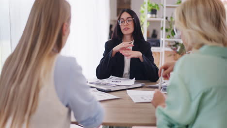 tres mujeres discuten las direcciones de desarrollo de la empresa