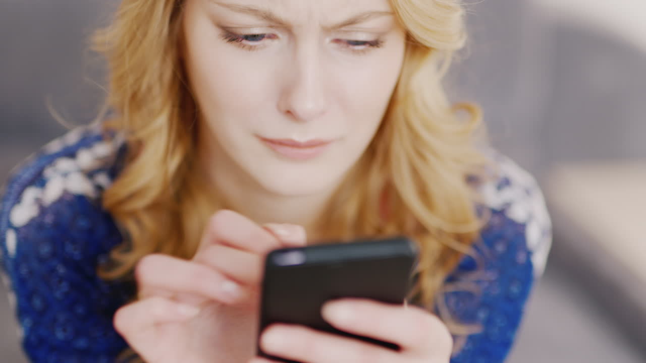 스마트폰으로 메시지를 입력하는 젊은 여성 1