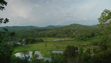 imágenes de naturaleza de paisaje cinematográfico de 4k de una hermosa vista panorámica de montañas y campos en medio del campo junto a chiang mai, norte de tailandia en un día soleado