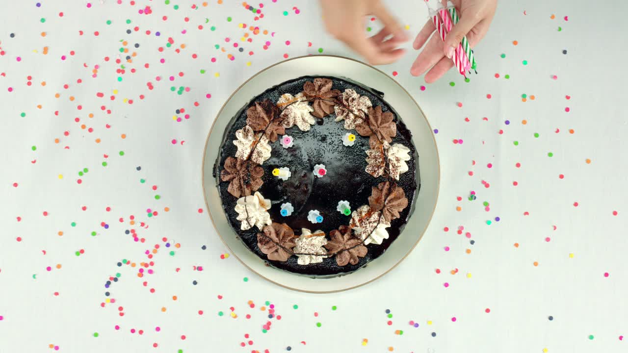 pastel de cumpleaños decorado con 10 velas