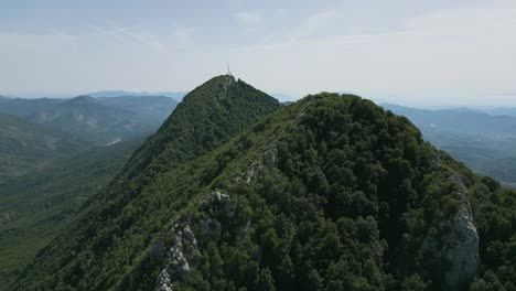 Toma-Aérea-Que-Pasa-Por-La-Montaña-Dajti-En-El-Parque-Nacional-Cerca-De-Tirana,-Albania