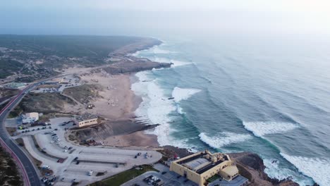 volando sobre la costa portuguesa por la costa atlántica, cerca de la playa de guincho en portugal