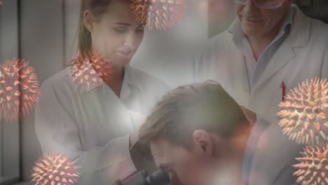 animación del virus de la corona roja con médicos en el fondo