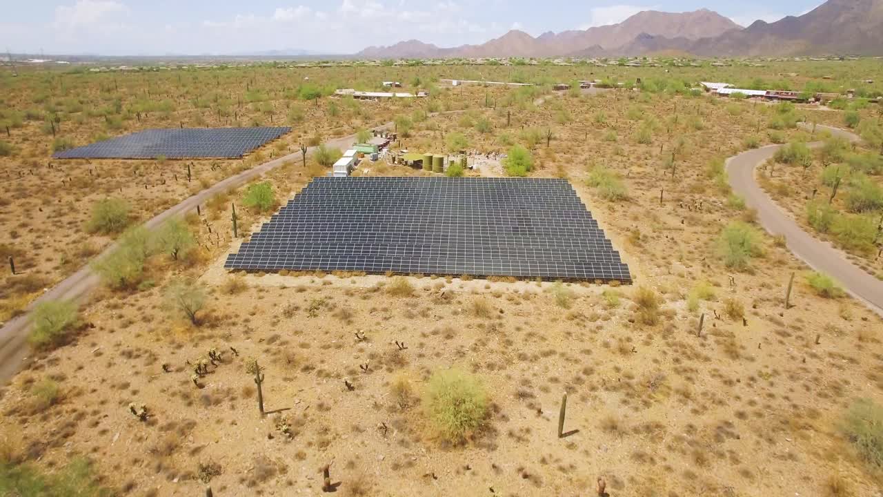 empuje aéreo rápido en una serie de paneles solares en el desierto de sonora cerca de taliesin west, scottsdale, arizona concepto: medio ambiente, energía alternativa, energía solar