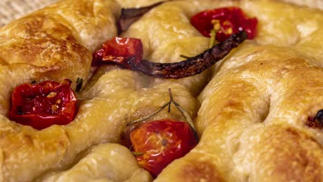 Traditionelle-Italienische-Focaccia-Mit-Peperoni,-Kirschtomaten,-Schwarzen-Oliven,-Rosmarin-Und-Zwiebeln---Hausgemachte-Fladenbrot-Focaccia