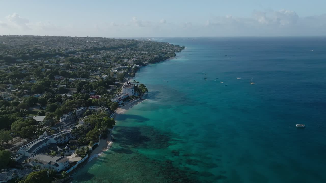 Grabación de dron de la Costa Oeste de Barbados, Playas de Lujo y Azul Infinito 4