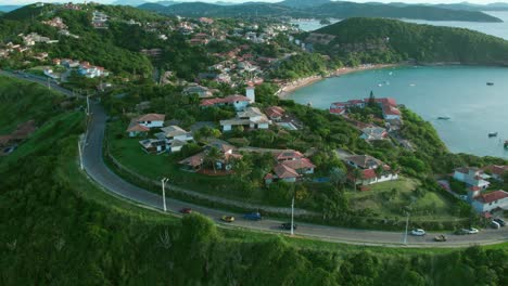 Vista-Aérea-Inclinada-Hacia-Abajo-Estableciendo-Un-Par-De-Boogies-Para-Uso-Turístico-Cerca-De-La-Playa-De-João-Fernandes,-Búzios,-Brasil