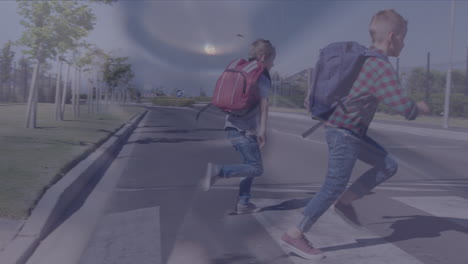 animación de un reloj que se mueve sobre diversos escolares corriendo