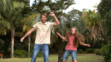 Padre-Feliz-Saltando-En-Un-Trampolín-Con-Su-Hija-