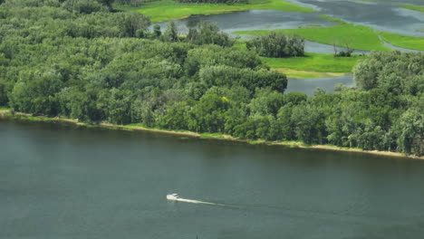 Crucero-En-Lancha-Rápida-Por-El-Río-Mississippi-A-Lo-Largo-Del-Parque-Estatal-Great-River-Bluffs-En-Minnesota,-EE.UU.