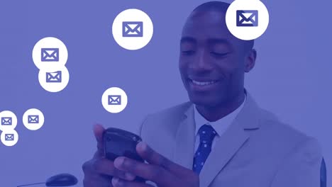 múltiples iconos de sobres flotando contra el hombre de negocios que usa un teléfono inteligente
