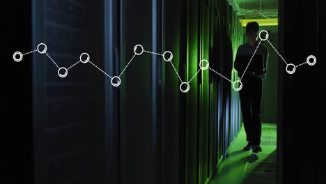 animación del procesamiento de datos sobre un técnico de ti masculino asiático con computadora portátil y servidores