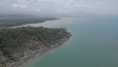 Panorama-Des-Isolierten-Morey-Riffs-Neben-Der-Felsigen-Landzunge-In-Port-Douglas,-Australien