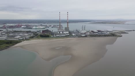 la huella de carbono de la planta de energía en sandymount strand poolbeg dublin