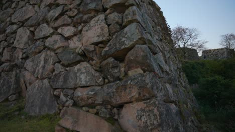 Antiguas-Paredes-De-Piedra-De-Las-Ruinas-Del-Castillo-De-Takeda,-Hyogo,-Japón